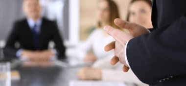 İş sunumu. İş adamı, şirket toplantısında ya da konferansta meslektaşlarına konuşma yapıyor. Hoparlörleri kapatıyor.