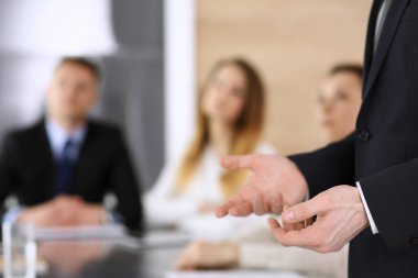 İş sunumu. İş adamı, şirket toplantısında ya da konferansta meslektaşlarına konuşma yapıyor. Hoparlörleri kapatıyor.