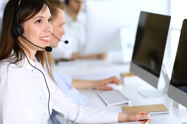 Samtalscentralen. Gruppen av olika aktörer i arbetslivet. Fokusera på vacker asiatisk kvinna i headset på kundtjänst kontor. Affärsidé — Stockfoto