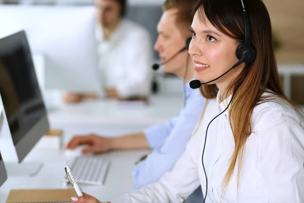 Samtalscentralen. Gruppen av olika aktörer i arbetslivet. Fokusera på vacker asiatisk kvinna i headset på kundtjänst kontor. Affärsidé — Stockfoto