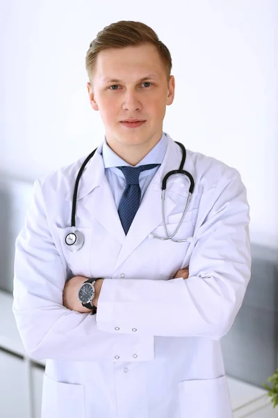 Γιατρός στέκεται κατ 'ευθείαν στο ιατρικό γραφείο ή κλινική. Ιατρική και υγειονομική περίθαλψη έννοια — Φωτογραφία Αρχείου