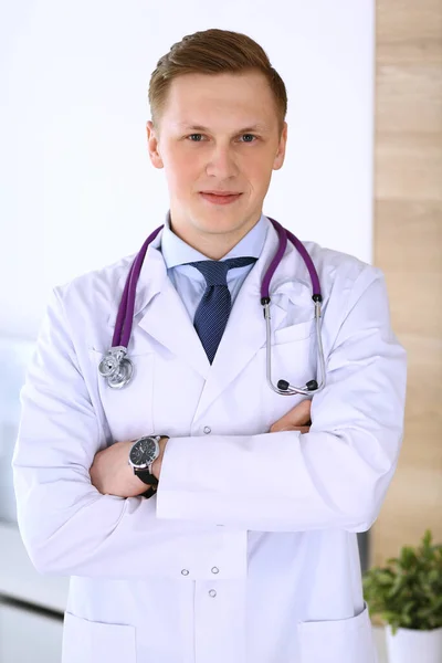 Orvos férfi áll egyenesen az orvosi rendelőben vagy klinikán. Orvosi és egészségügyi koncepció — Stock Fotó