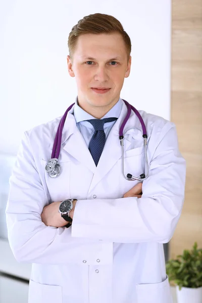 Dokter man die recht in het medisch kantoor of de kliniek staat. Concept geneeskunde en gezondheidszorg — Stockfoto