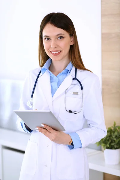 Médico asiático mulher feliz e alegre ao usar computador portátil no hospital ou clínica de fundo. Conceito de medicina e cuidados de saúde — Fotografia de Stock