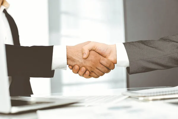 Onbekende zakenmensen schudden elkaar de hand om elkaar te ontmoeten aan het bureau, close-up. Handdruk concept — Stockfoto