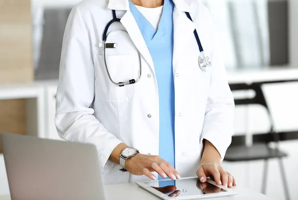 Klinikte çalışan kimliği belirsiz kadın doktor. Tablet bilgisayar kullanan kadın doktor, yakın plan. Tıp konsepti — Stok fotoğraf