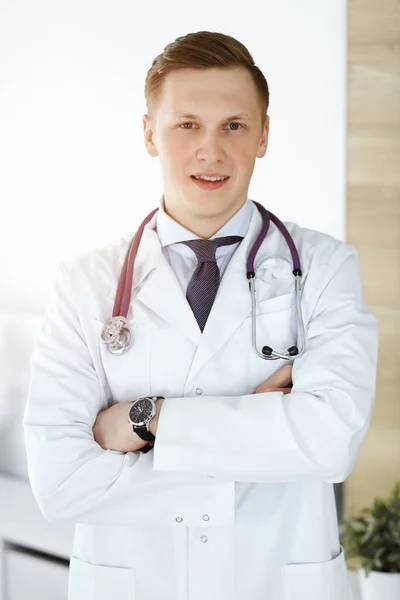Άνθρωπος-γιατρός στέκεται ευθεία στην ηλιόλουστη κλινική. Έννοια ιατρικής — Φωτογραφία Αρχείου