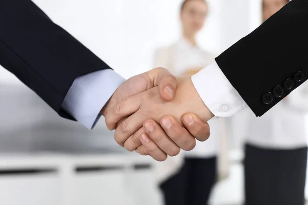 Üzletember és nő kezet ráznak az irodában. Fogalom a kézfogás, mint siker szimbólum az üzleti életben — Stock Fotó