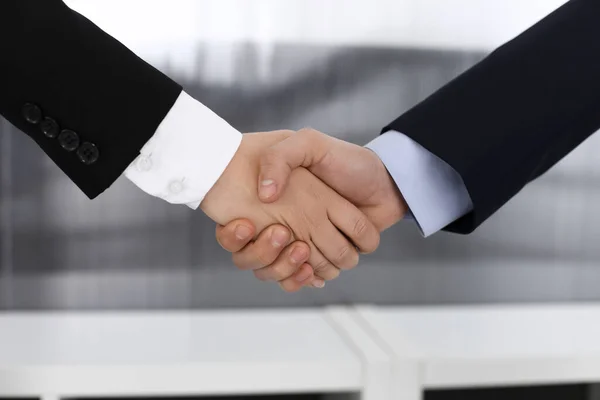 Бизнесмен и женщина пожимают друг другу руки. Понятие рукопожатия как символ успеха в бизнесе — стоковое фото