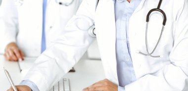 Bilinmeyen kadın doktor tıbbi geçmişi ve muayene sonuçlarını kontrol ediyor. Yakın plan. Tıp konsepti