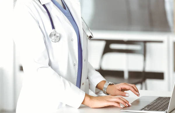 컴퓨터를 사용하는 무명의 여성 의사, 클로즈업. 여자 - 의사가 병원에서 일하고 있어. 의학적 개념 — 스톡 사진