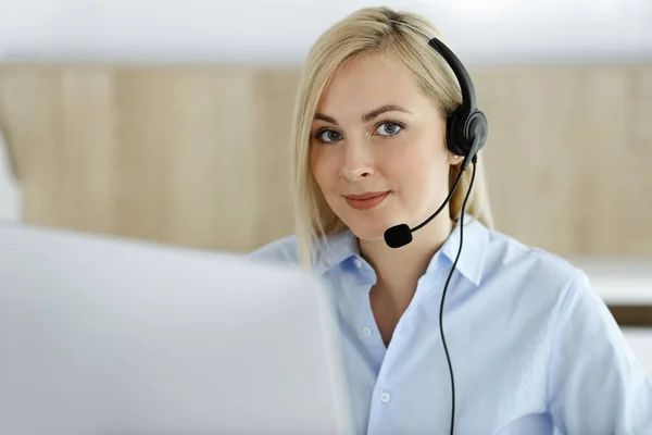 Sarışın bir iş kadını çağrı merkezinde kulaklıkla iletişim kuruyor. Telesellerin iş ya da ev işgali kavramı