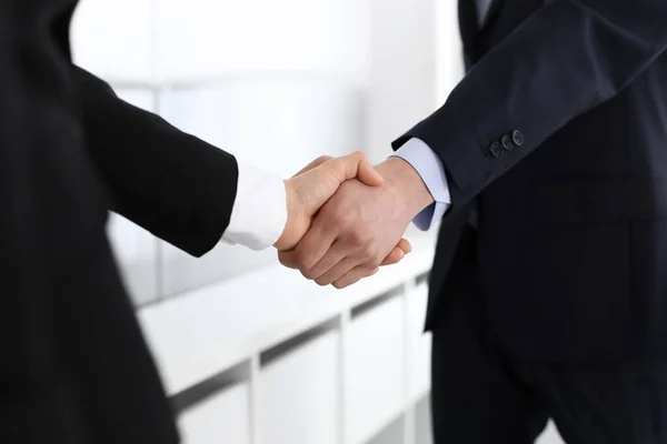 Üzletember és nő kezet ráznak az irodában. Fogalom a kézfogás, mint siker szimbólum az üzleti életben — Stock Fotó