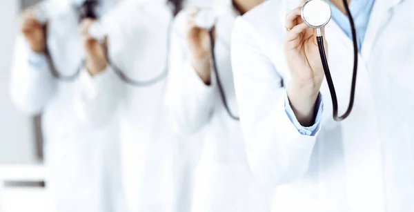 Ομάδα γιατρών που κρατούν κλειστό το κεφάλι του στηθοσκοπίου. Οι γιατροί είναι έτοιμοι να εξετάσουν και να βοηθήσουν τον ασθενή. Έννοια ιατρικής — Φωτογραφία Αρχείου