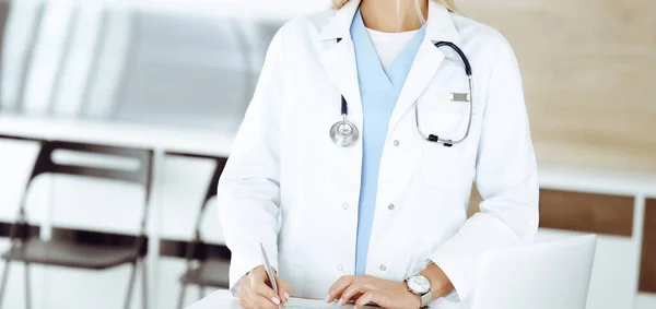 Onbekende vrouw-arts op het werk in de kliniek. Vrouwelijke arts controleert de geschiedenis van medicatie en medisch onderzoek resultaten, close-up. Geneesmiddelenconcept — Stockfoto