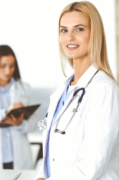 Läkare kvinna kontrollerar medicinering historia register och undersökningsresultat när du använder Urklipp. Medicin och hälsovård — Stockfoto