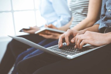 Toplantı ya da konferansta çalışan sıradan giyinmiş iş adamları, ellerinizi yakın tutun. Dizüstü bilgisayar kullanan bir iş adamı. Takım çalışması ya da koçluk kavramı