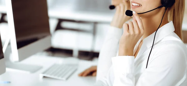 Nieznany przedstawiciel obsługi klienta kobiet konsultuje się z klientami online za pomocą headset.close-up. Call center i koncepcja biznesowa — Zdjęcie stockowe
