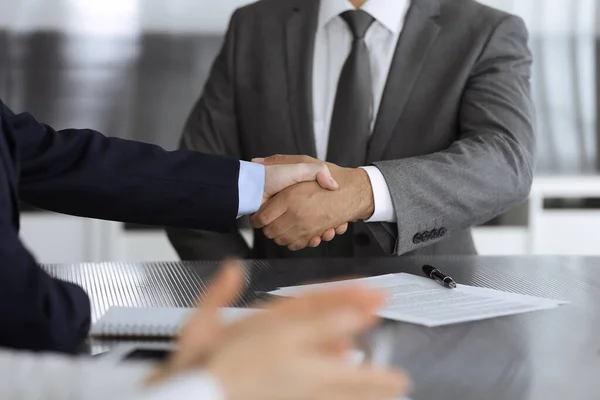 Okända affärsmän skakar hand efter att kontrakt undertecknats på moderna kontor, närbild. Handslag som framgångsrik förhandling slutar — Stockfoto