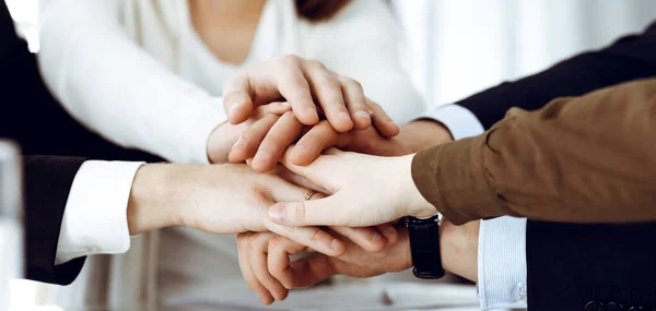 Gente de negocios grupo mostrando el trabajo en equipo y la unión de manos o dar cinco en la oficina moderna. Hombre de negocios y mujeres desconocidos haciendo círculo con sus manos — Foto de Stock