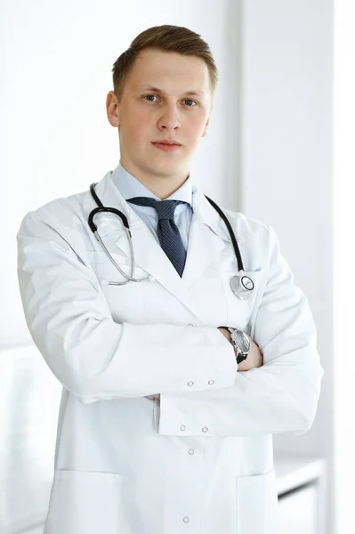 Dokter man die recht in het medisch kantoor of de kliniek staat. Geneesmiddelenconcept — Stockfoto