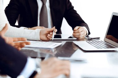 İş adamları modern ofiste birlikte çalışarak sözleşmeyi tartışıyor. Meslektaşları veya avukatları olan tanınmamış işadamı ve kadın görüşmede