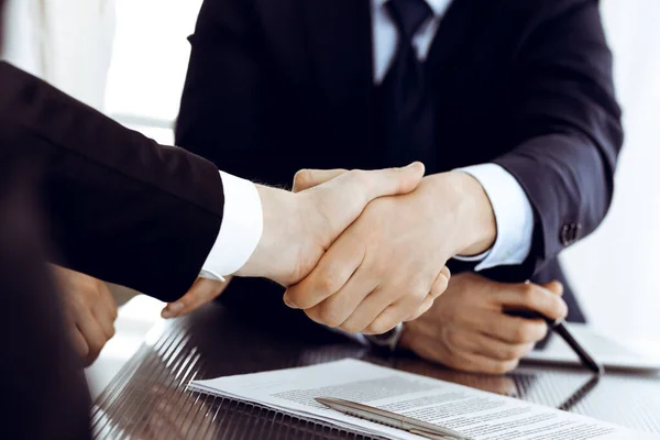 Üzletemberek kezet fognak, miután aláírták a szerződést a modern irodában. Csapatmunka, partnerség és kézfogás — Stock Fotó