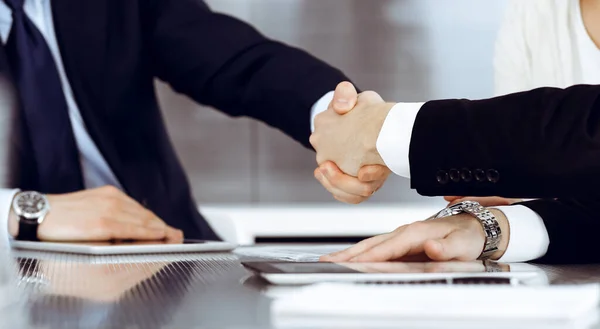 Gente de negocios dándose la mano después de firmar el contrato en la oficina moderna. Trabajo en equipo y concepto de apretón de manos — Foto de Stock