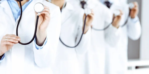 Grupo de médicos con estetoscopio en primer plano. Médicos listos para examinar y ayudar al paciente. Concepto de medicina —  Fotos de Stock