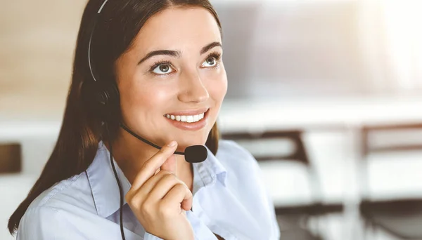 布鲁内特女性客户服务代表使用耳机和在线咨询客户。呼叫中心 — 图库照片