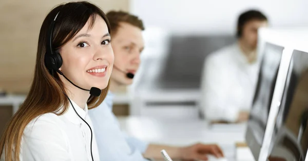 Grupp av olika operatörer i arbete i call center. Vacker asiatisk kvinna sitter i headset på kundtjänst kontor. Affärsidé — Stockfoto