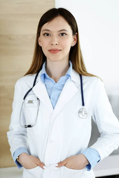 Asiatische Ärztin glücklich und fröhlich, während sie im Krankenhausbüro steht. Medizinkonzept — Stockfoto