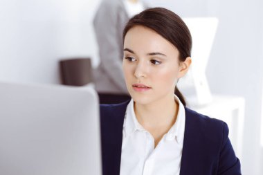 Ofiste bilgisayarla çalışan bir iş kadını. Avukat ya da muhasebeci işte oturuyor, vesikalık fotoğraf. İş konsepti