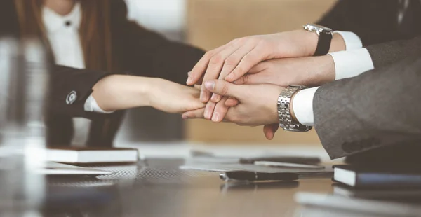 Grupo de gente de negocios desconocida uniendo sus manos en la oficina moderna. Empresarios y mujeres haciendo círculo con sus manos como un equipo, de cerca — Foto de Stock