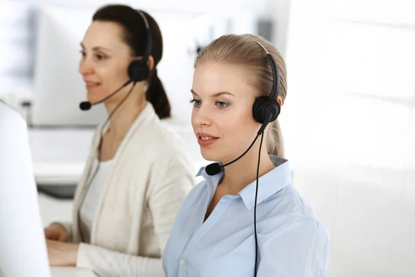 金发妇女电话接线员正在使用电脑和耳机在网上咨询客户。从事客户服务职业的各类人员。业务概念 — 图库照片