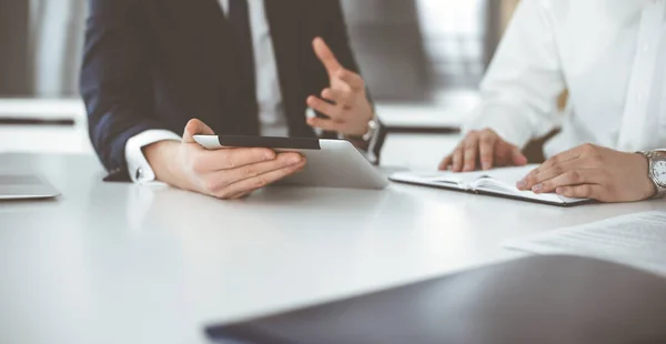 Gente de negocios desconocida usando Tablet PC en la oficina moderna. Empresario o empresario masculino está trabajando con su colega en el escritorio — Foto de Stock