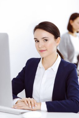 Ofiste bilgisayarla çalışan bir iş kadını. Avukat ya da muhasebeci işte oturuyor, vesikalık fotoğraf. İş konsepti