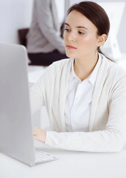 Mujer de negocios vestida casual que trabaja con computadora en la oficina. Abogado o contable en el trabajo —  Fotos de Stock