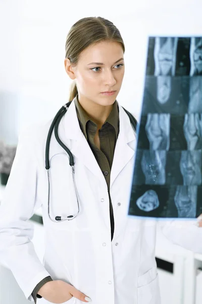 女医生在医院检查X光照片。在诊所工作的外科医生或矫形师。医药和保健概念 — 图库照片