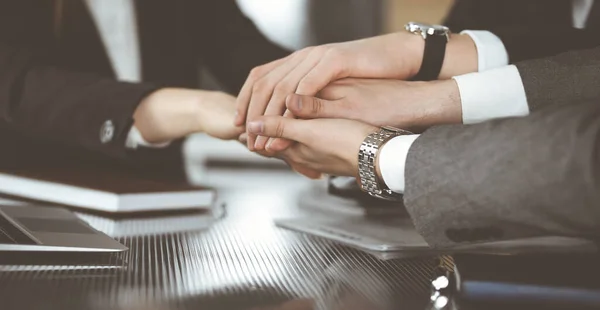 Grupo de gente de negocios desconocida uniendo sus manos en la oficina moderna. Empresarios y mujeres haciendo círculo con sus manos como un equipo, de cerca — Foto de Stock