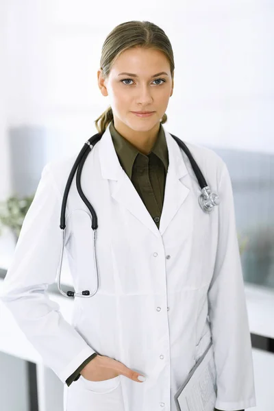여자 의사가서 서 카메라를 보고 있어요. 완벽 한 의료 서비스 죠. 의학 과 건강 — 스톡 사진