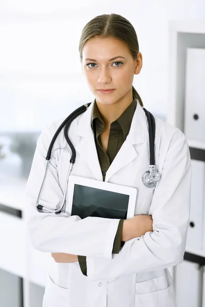 Mulher-médico de pé e olhando para a câmera. Serviço médico perfeito na clínica. Medicina e cuidados de saúde — Fotografia de Stock