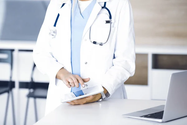 лікар з планшетом