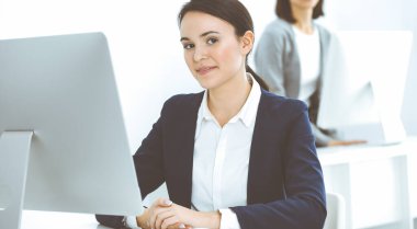 Ofiste bilgisayarla çalışan bir iş kadını. Avukat ya da muhasebeci işte oturuyor, vesikalık fotoğraf. İş konsepti