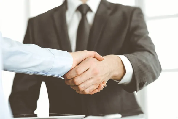 Hombre y mujer de negocios desconocidos están estrechando las manos terminando la firma del contrato, de cerca. Concepto de negocio y apretón de manos — Foto de Stock