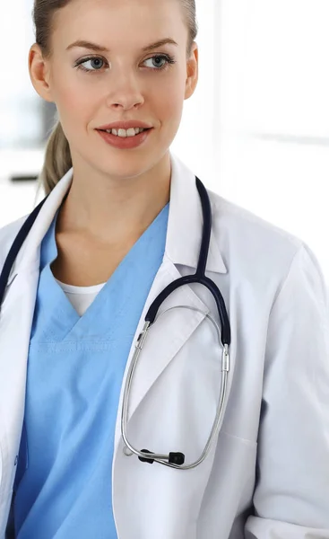 Mujer: el médico consulta a su paciente femenino en la clínica. Concepto de medicina — Foto de Stock