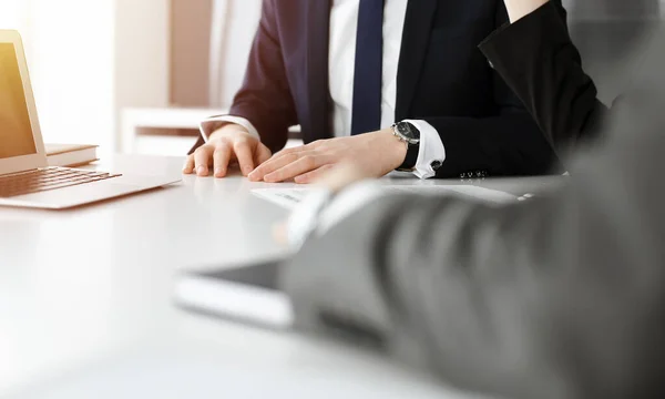 Uomini d'affari sconosciuti che usano il computer portatile alla scrivania in un ufficio moderno. Imprenditore o imprenditore sta lavorando con il suo collega. Concetto di lavoro di squadra e partenariato — Foto Stock