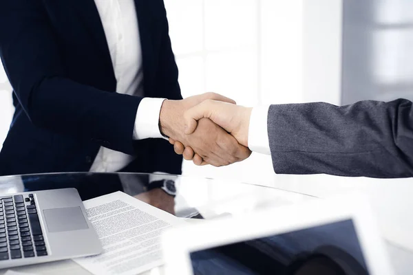Onbekende zakenmensen schudden elkaar de hand om elkaar te ontmoeten aan het bureau, close-up. Handdruk concept — Stockfoto