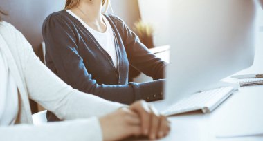 Merkezi ara. Bir grup operatör iş başında. Müşteri hizmetleri ofisinde kulaklık takan güzel kadın resepsiyonistlere odaklan. İş konsepti