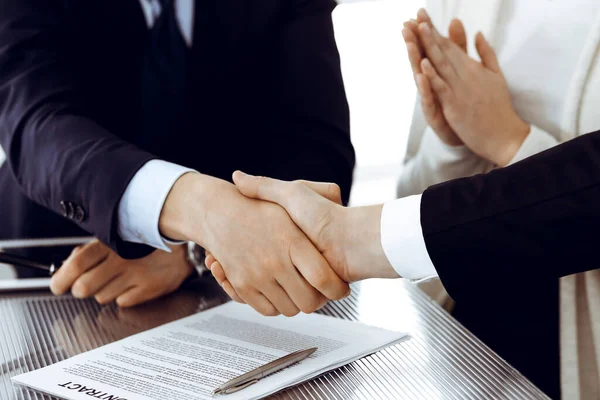 Geschäftsleute beim Händeschütteln nach der Vertragsunterzeichnung im modernen Büro. Teamwork, Partnerschaft und Handschlagkonzept — Stockfoto